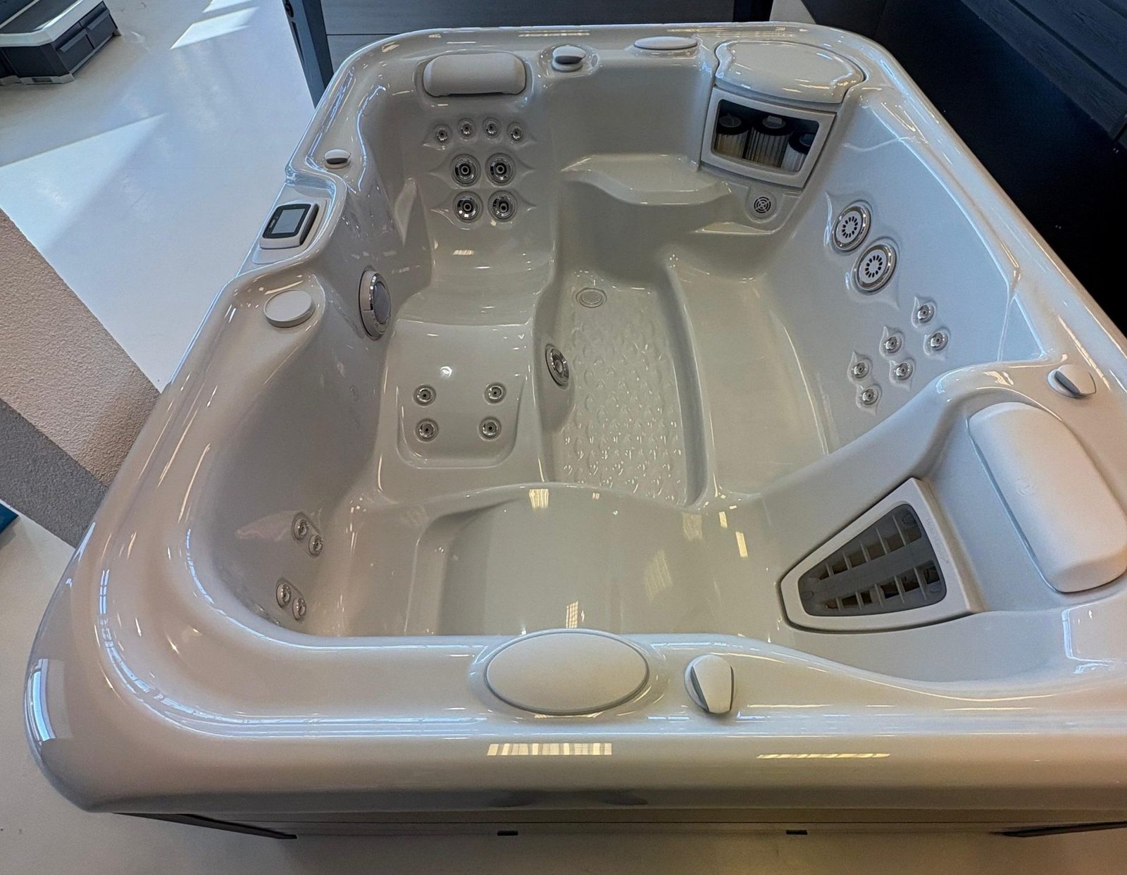 20250226-HotSpring-Triumph-06-scaled-e1749805588891.jpg HotSpring Spa Triumph 2 ligplaatsen – verkocht – - Image 1