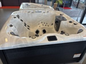 MasterSpas® LSX 700 – 214x214x97 cm Sterling Silver