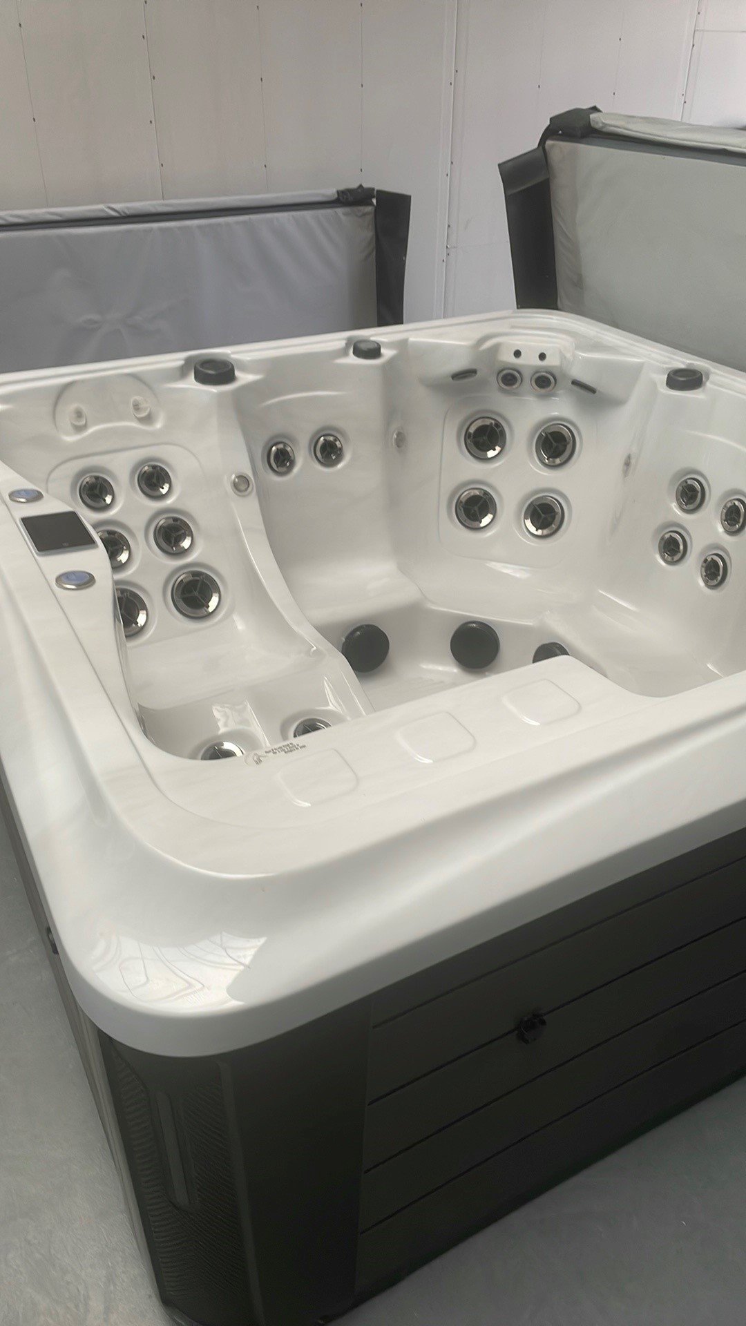 Riptide-Wit.jpg Jacuzzi Riptide BT-360 5 persoons 200×200 cm - Image 1