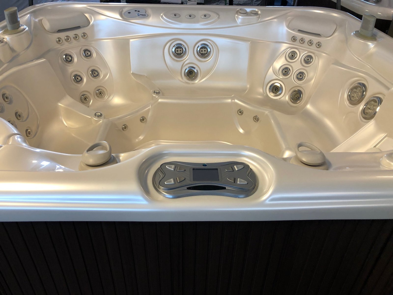 Summit1-1.jpg HotSpring Summit 254 x 231 cm – VERKOCHT – - Image 1